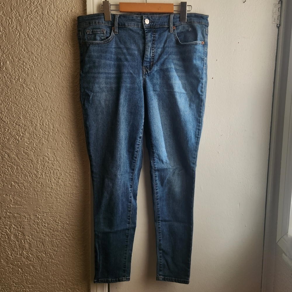 Jessica Simpson- High Rise Ankle Jean